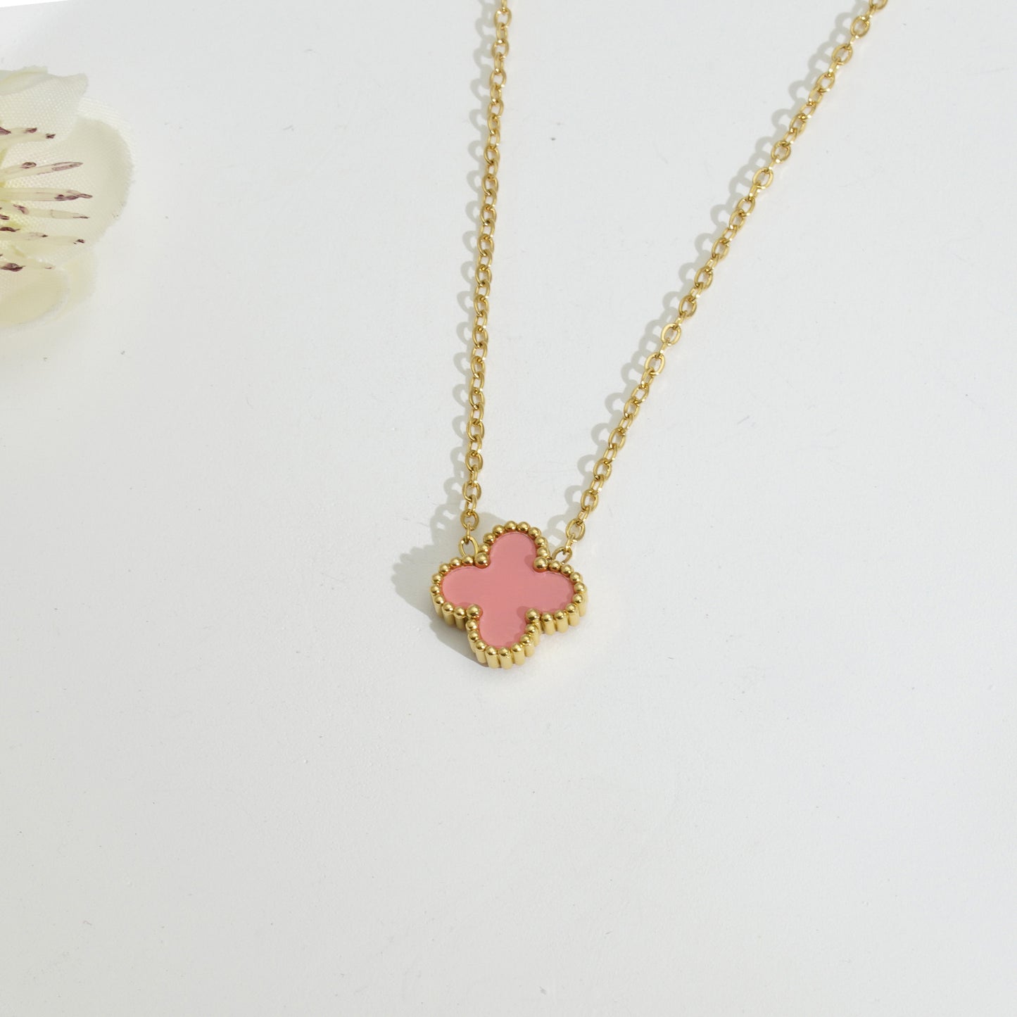 This four-leaf clover is plated with 18k gold titanium steel lucky four-leaf clover bracelet necklace