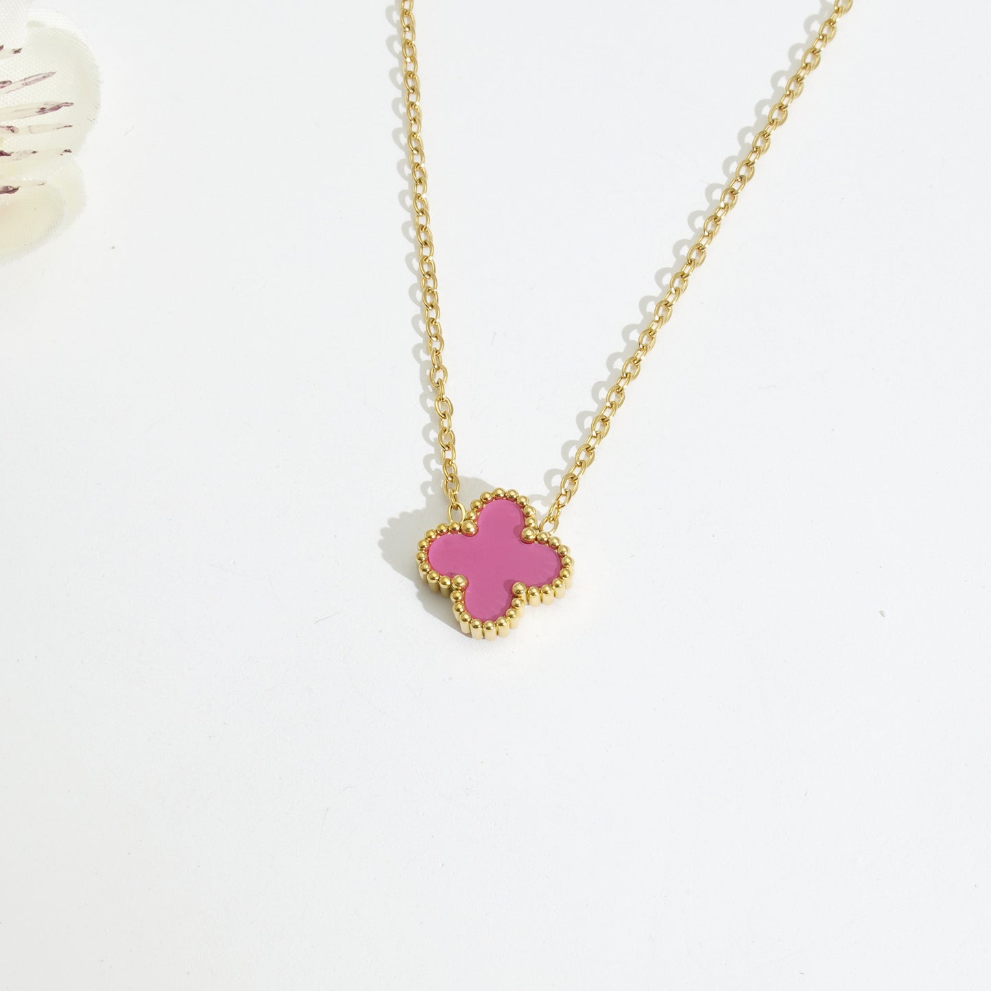 This four-leaf clover is plated with 18k gold titanium steel lucky four-leaf clover bracelet necklace