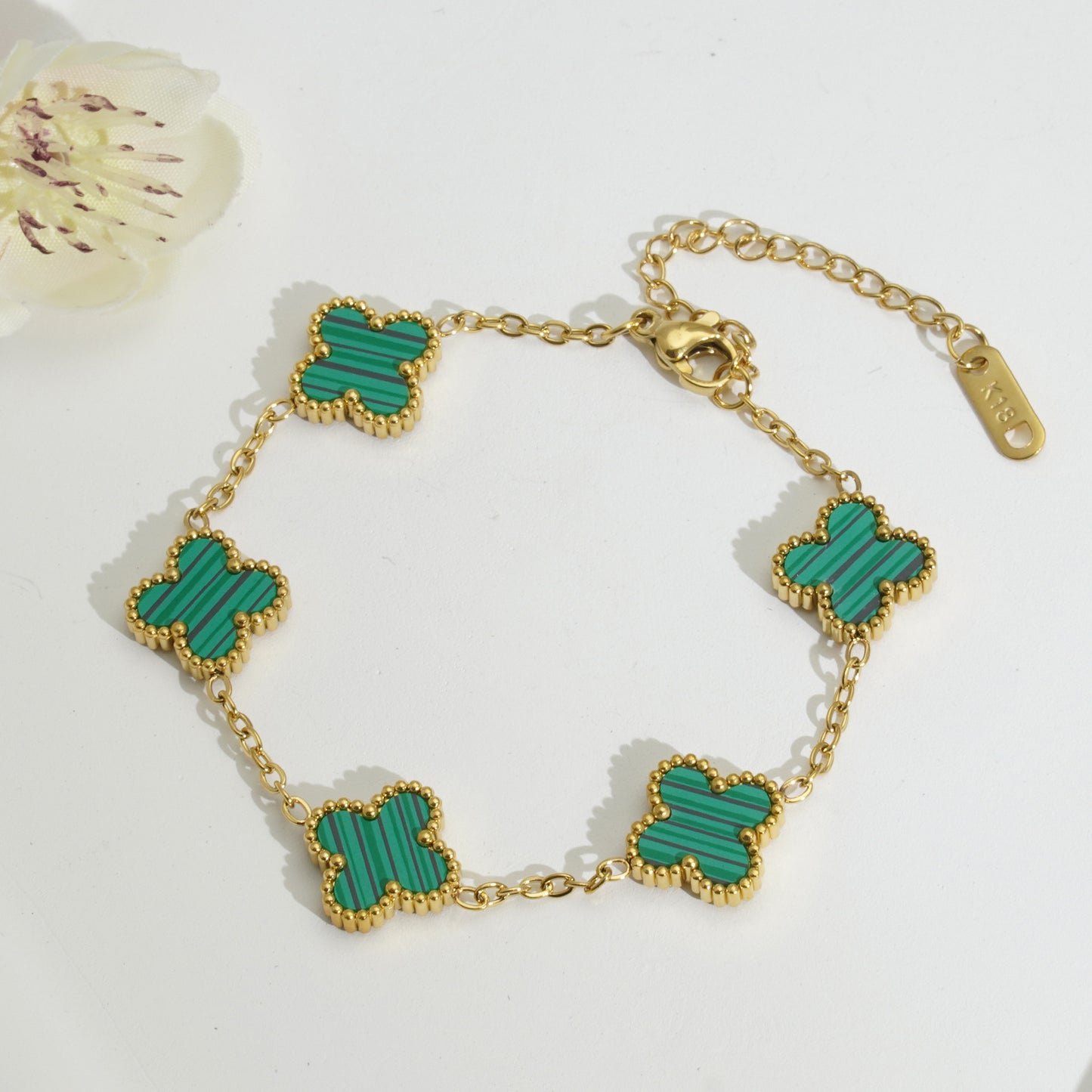 This four-leaf clover is plated with 18k gold titanium steel lucky four-leaf clover bracelet necklace